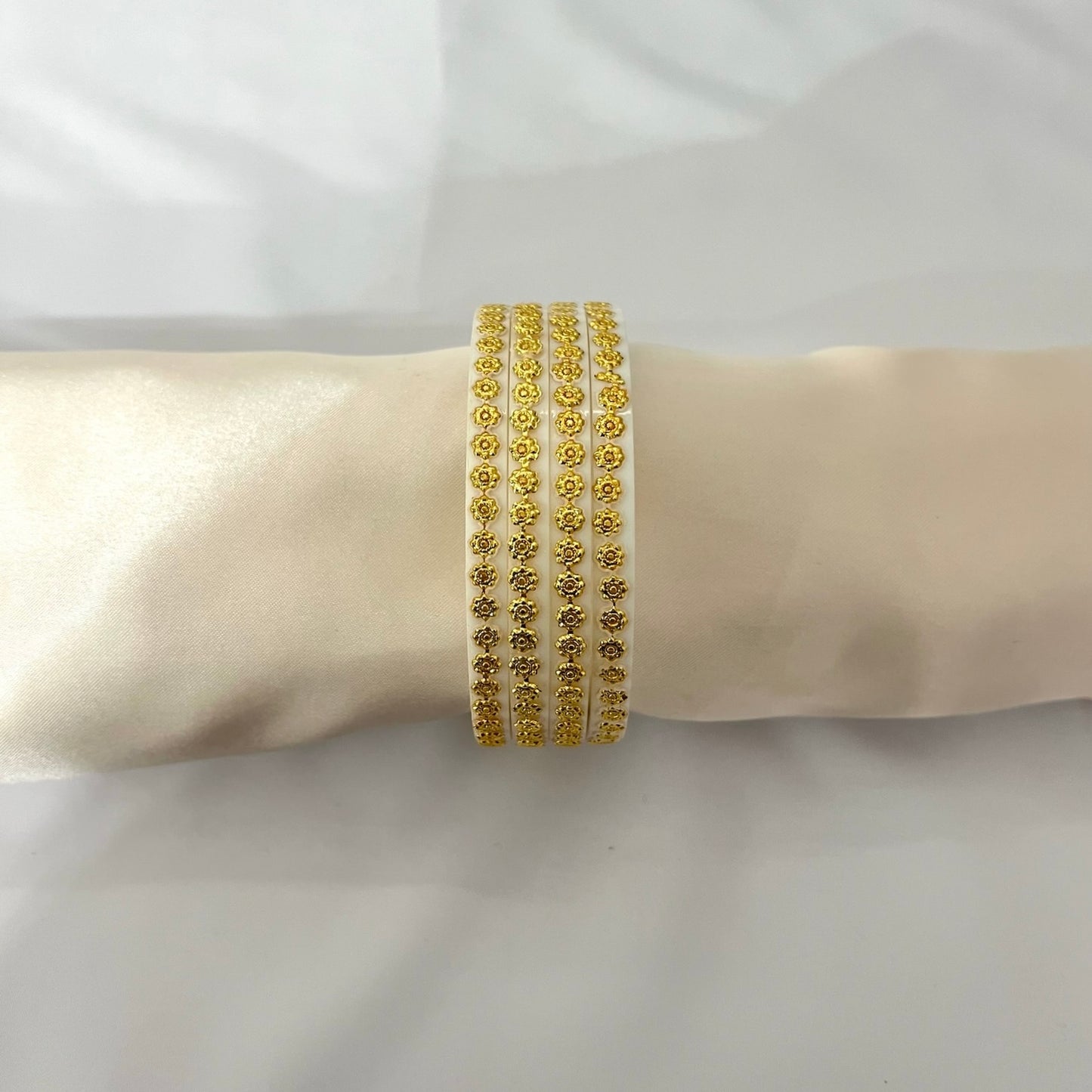 Set of 4 White Gold Flower Choora Bangles